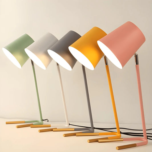 Lampe de bureau design scandinave sur un large bureau 