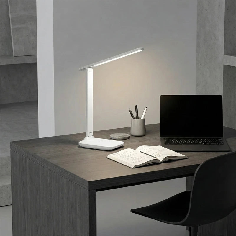 Lampe de Bureau LED Dimmable au-dessus d'un espace de travail en bois foncé