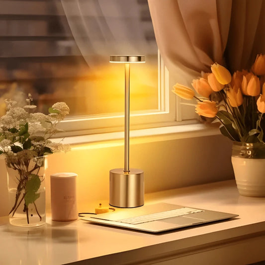 Lampe de Bureau LED Éclat d'or sur un bureau blanc
