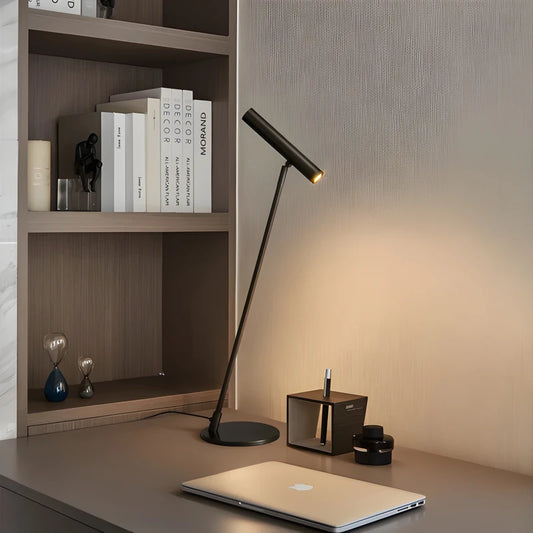 Lampe de bureau LED Élégance Nordique placée sur un espace de travail épuré