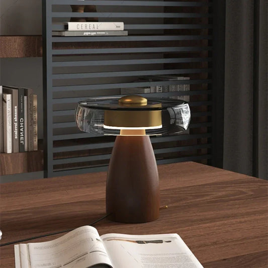 Lampe de Bureau LED en Bois sur un bureau en bois massif