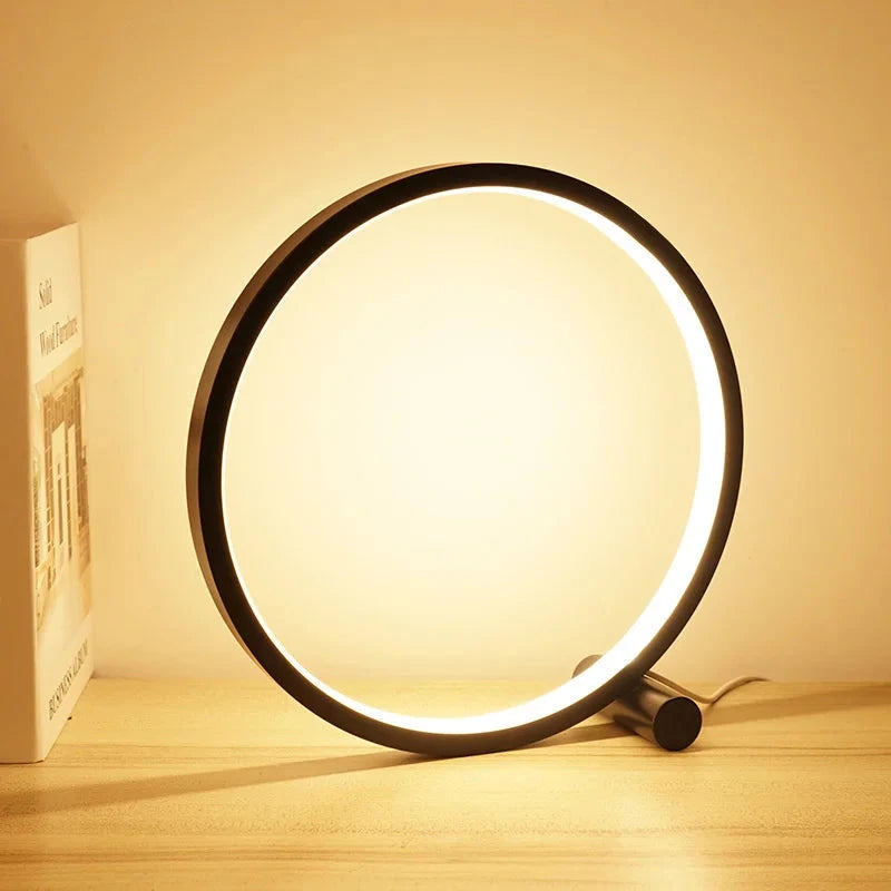 Une lampe de bureau LED à teinte chaude en cercle sur un bureau