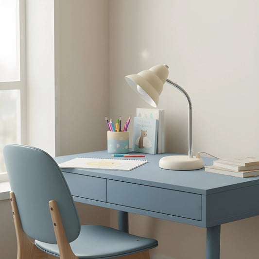 Lampe de Bureau LED Enfant Crème Flexible sur un bureau bleu