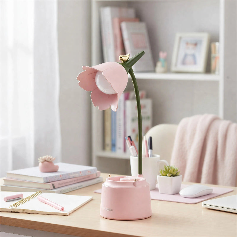 Lampe de Bureau Enfant Fille Fleur Rose LED installée sur un plan de travail 