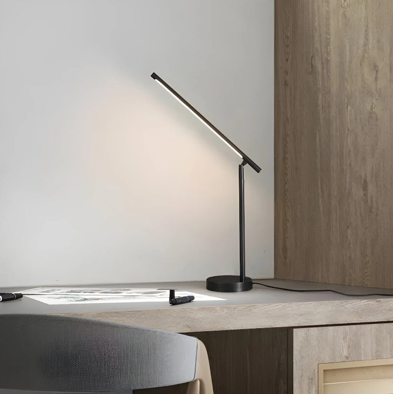 Lampe de Bureau LED Fine Articulée Noire au-dessus d'un bureau en bois gris