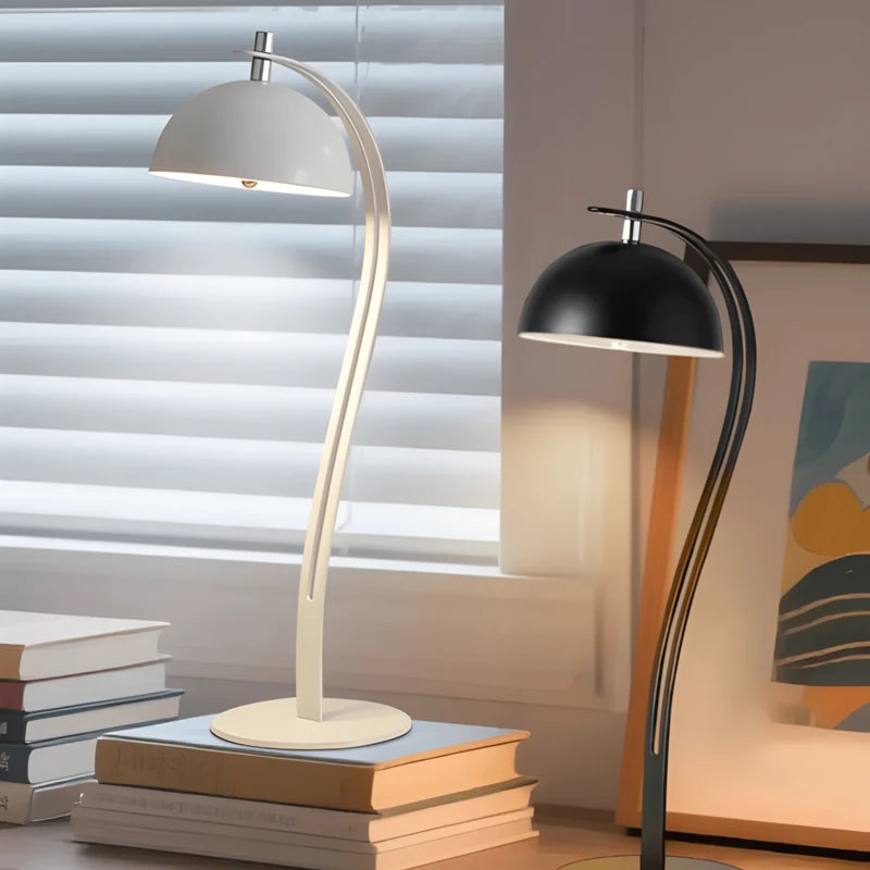 Lampe de bureau LED flexible qui éclaire des livres