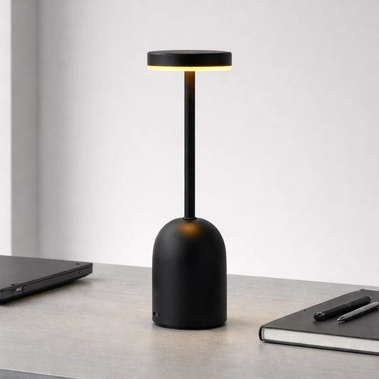 Lampe de Bureau LED à Intensité Variable noire sur un bureau gris