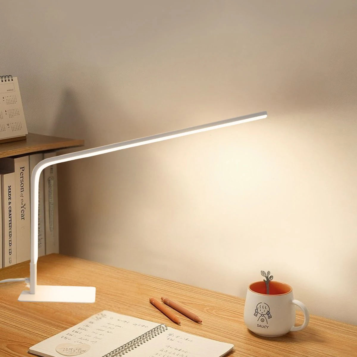 Lampe de Bureau LED USB Linea sur un bureau en bois clair