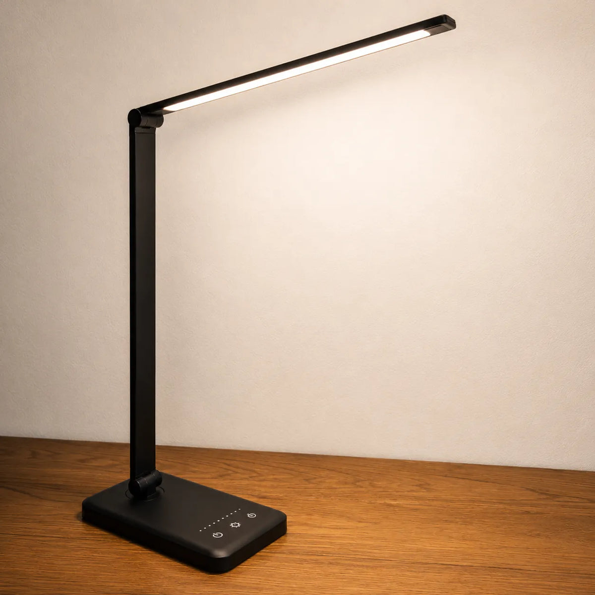 Lampe de Bureau LED Lumenia noire sur un espace de travail en bois