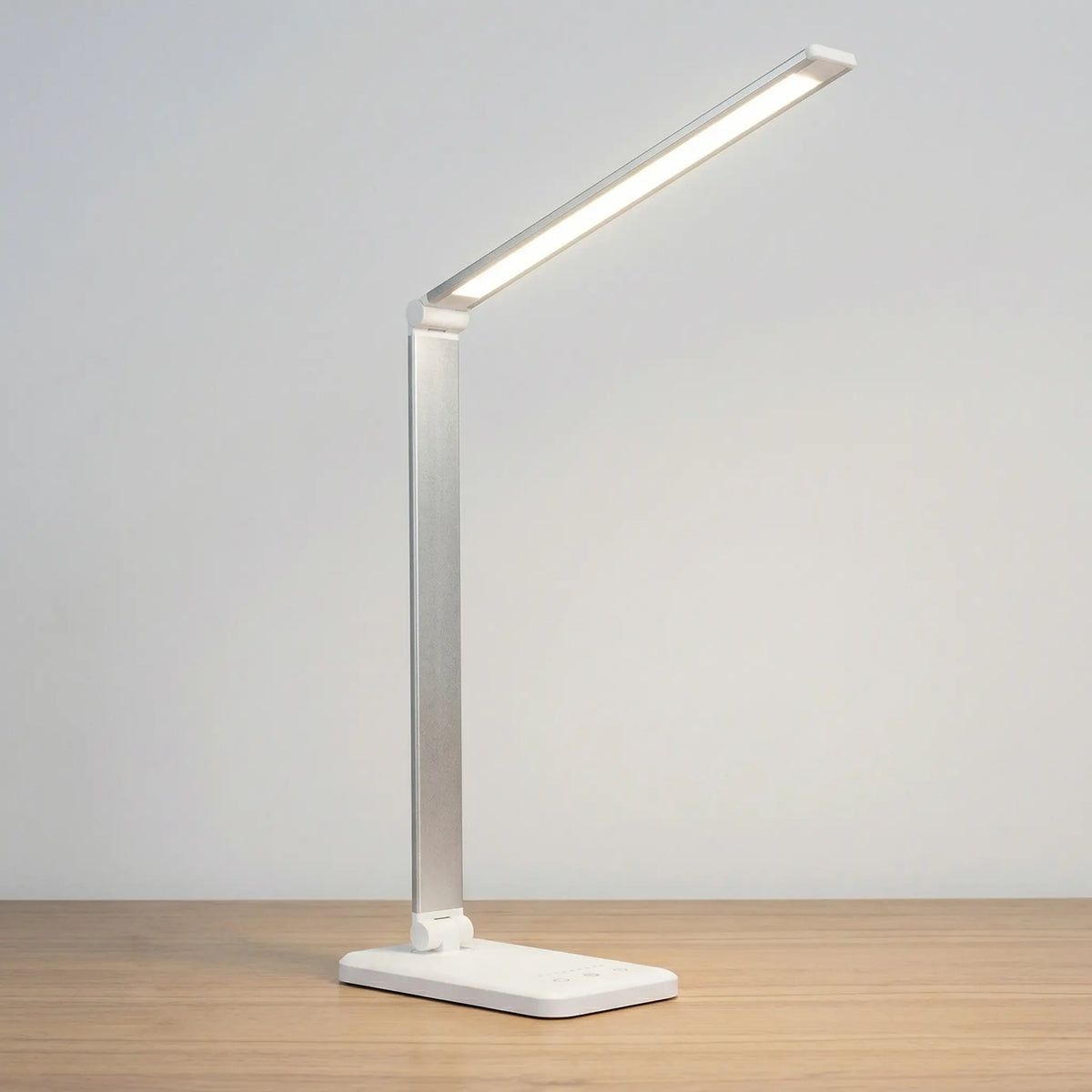 Lampe de Bureau LED Lumina sur un espace de travail en bois clair