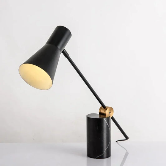 Lampe de Bureau LED & Marbre sur bureau et fond blanc