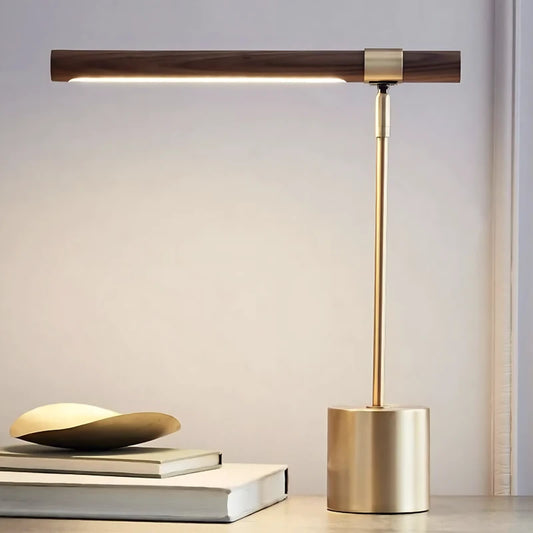 Lampe de bureau LED minimaliste qui éclaire un petit bureau 
