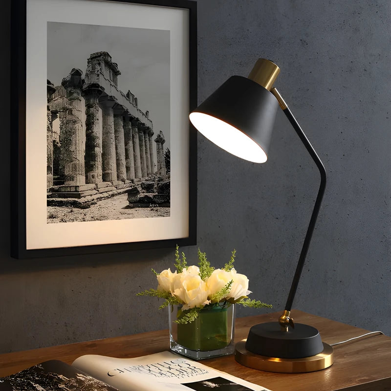 Lampe de bureau LED noir et dorée sur un bureau sophistiqué en bois foncé