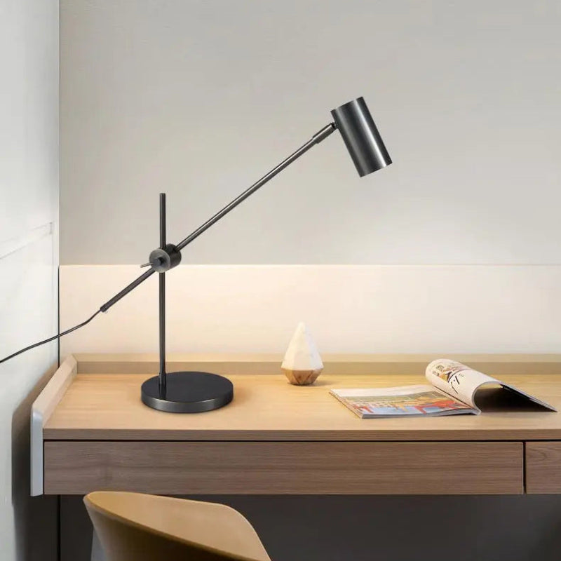Lampe de bureau led noire mate sur un bureau en bois