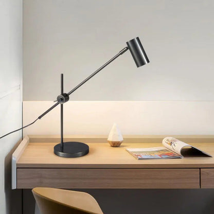 Lampe de bureau led noire mate sur un bureau en bois