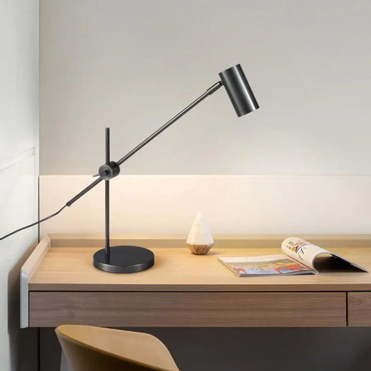 Lampe de bureau led noire mate sur un bureau en bois