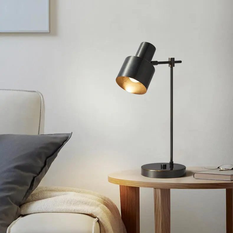 Lampe de Bureau LED Noire au-dessus d'une table de lecture en bois