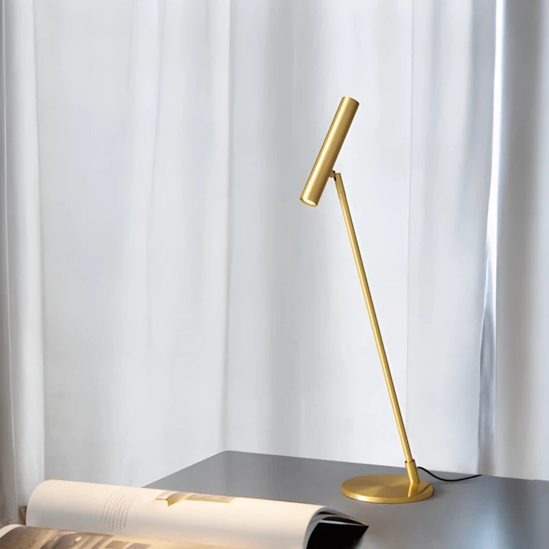 Lampe de bureau LED Élégance Nordique située sur un bureau moderne