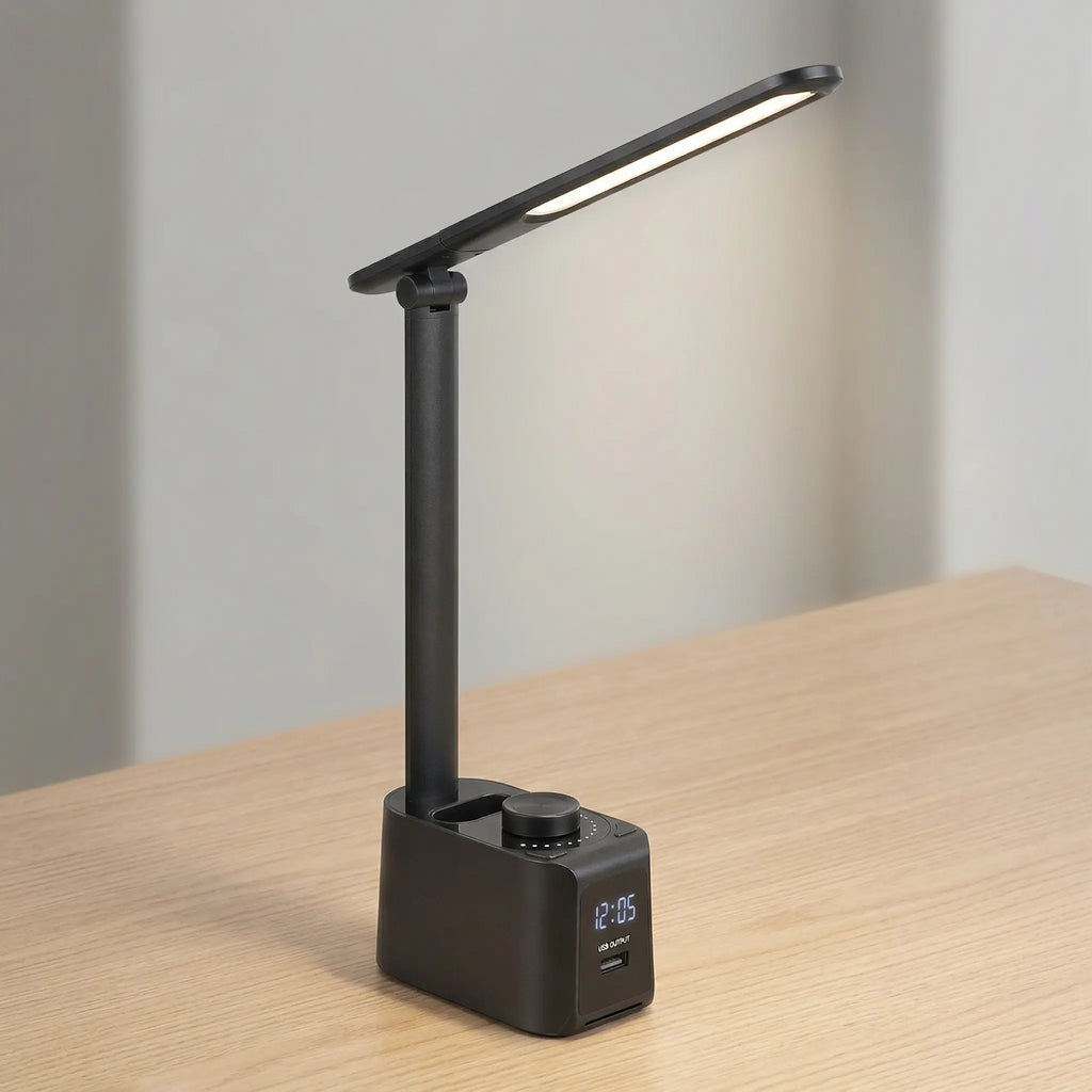 Lampe de Bureau LED Nova sur un espace de travail en bois clair