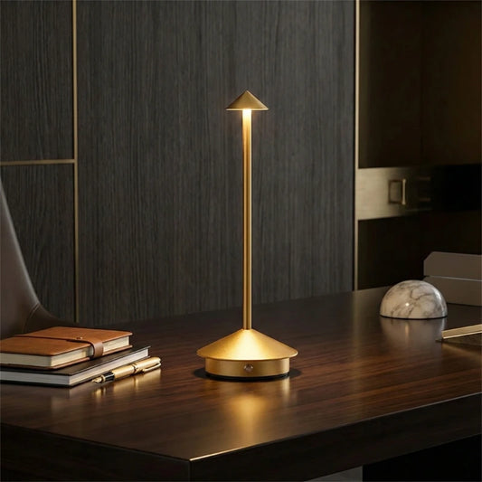Lampe de Bureau LED Pic Doré Sans-fil sur un bureau en bois