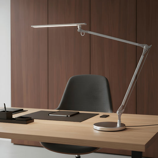 Lampe de Bureau LED Puissante Articulée blanche au-dessus d'un bureau en bois clair