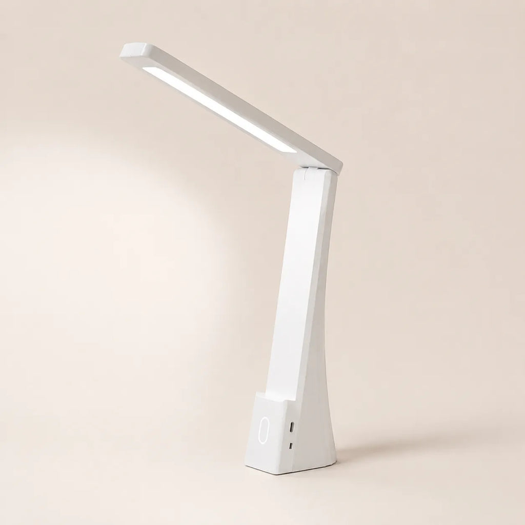 Lampe de Bureau LED Purea avec éclairage chaud sur bureau beige