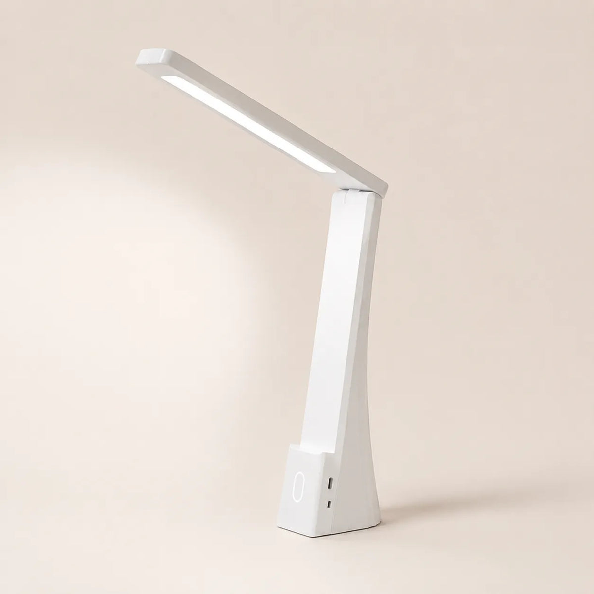 Lampe de Bureau LED Purea avec éclairage chaud sur bureau beige