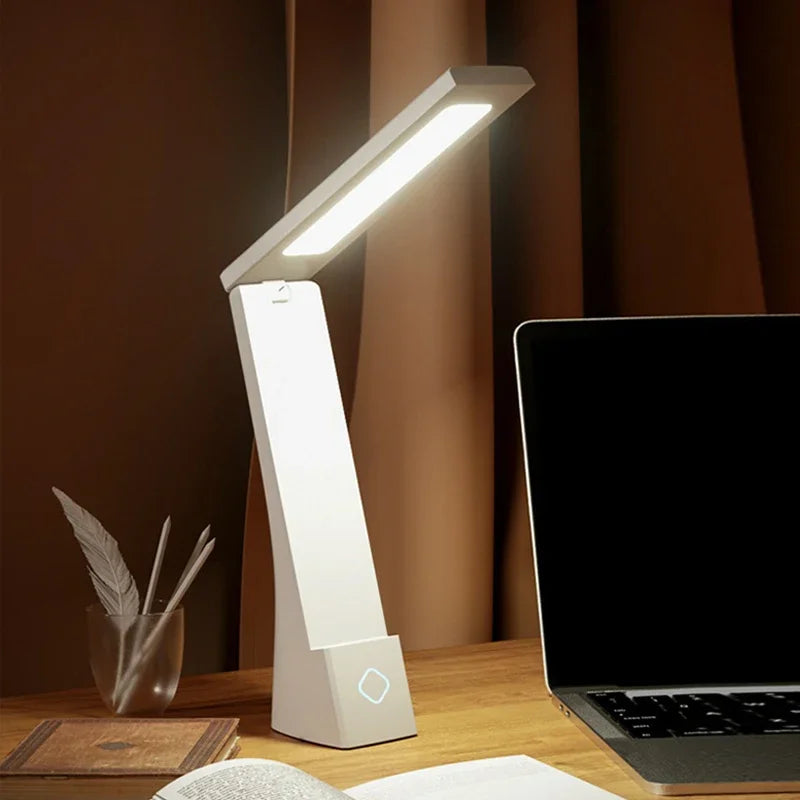 Lampe de Bureau LED Rechargeable 120° blanche sur un bureau