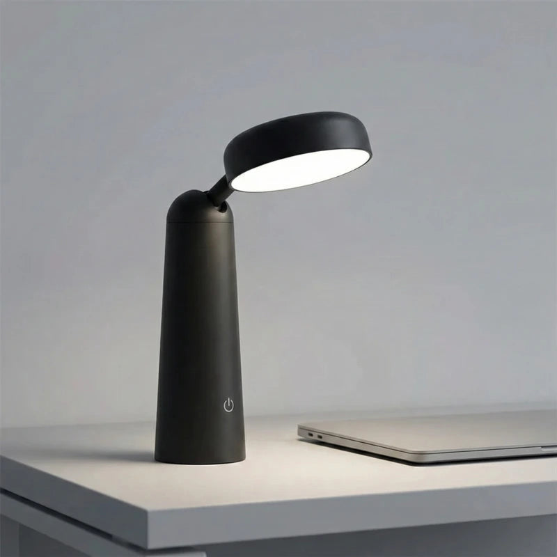 Lampe de Bureau LED Minimaliste Sans Fil noire sur un bureau blanc