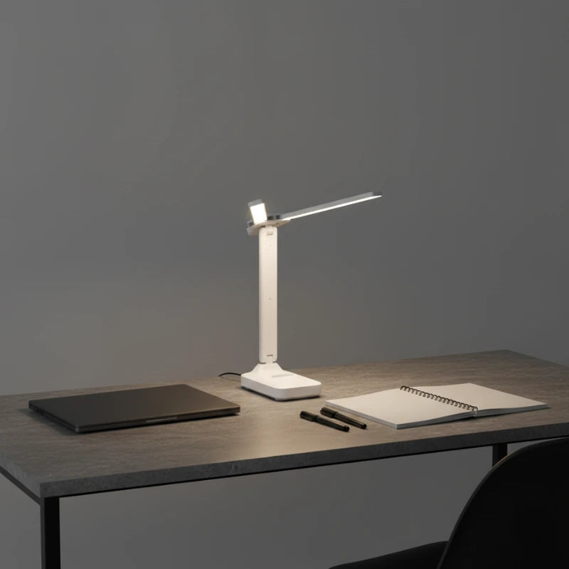 Lampe de Bureau LED USB Rechargeable placée sur un espace de travail en pierre gris