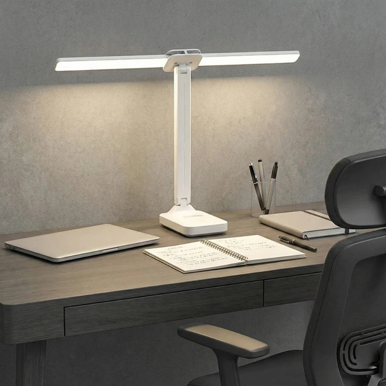 Lampe de Bureau LED USB Rechargeable sur un bureau gris