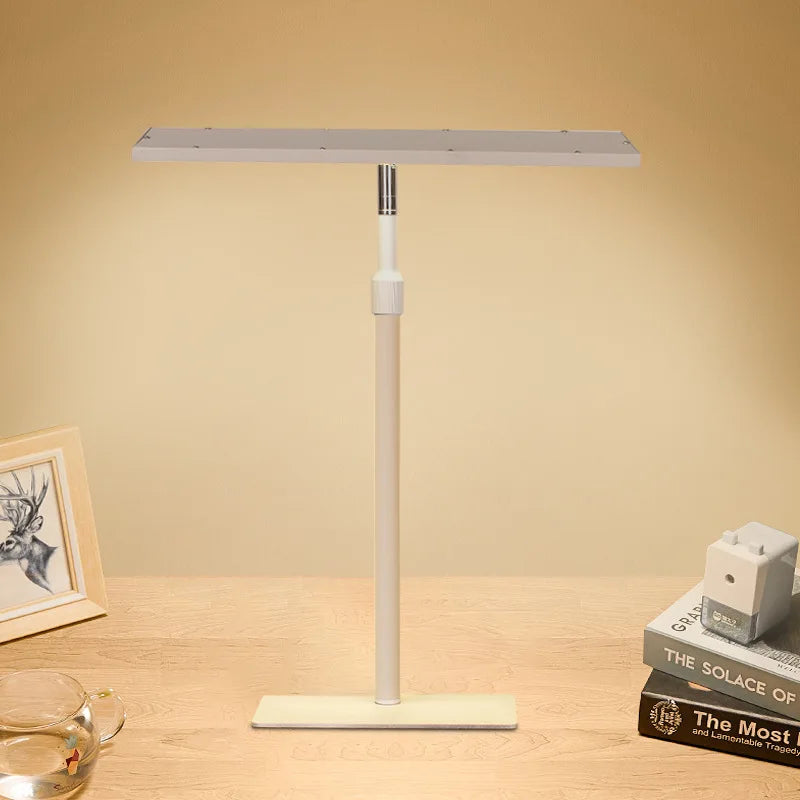 Lampe de Bureau LED Rectangle sur un bureau en bois clair