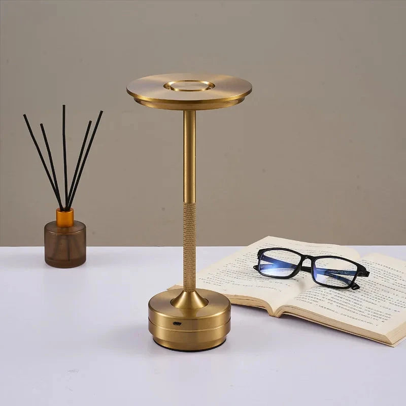 Lampe de bureau LED sans-fil dorée sur un bureau