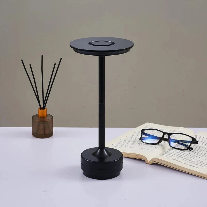 Lampe de bureau LED sans-fil noire sur un bureau