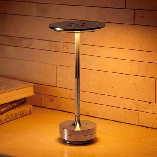 Lampe de bureau LED sans-fil installée sur un bureau en pierre