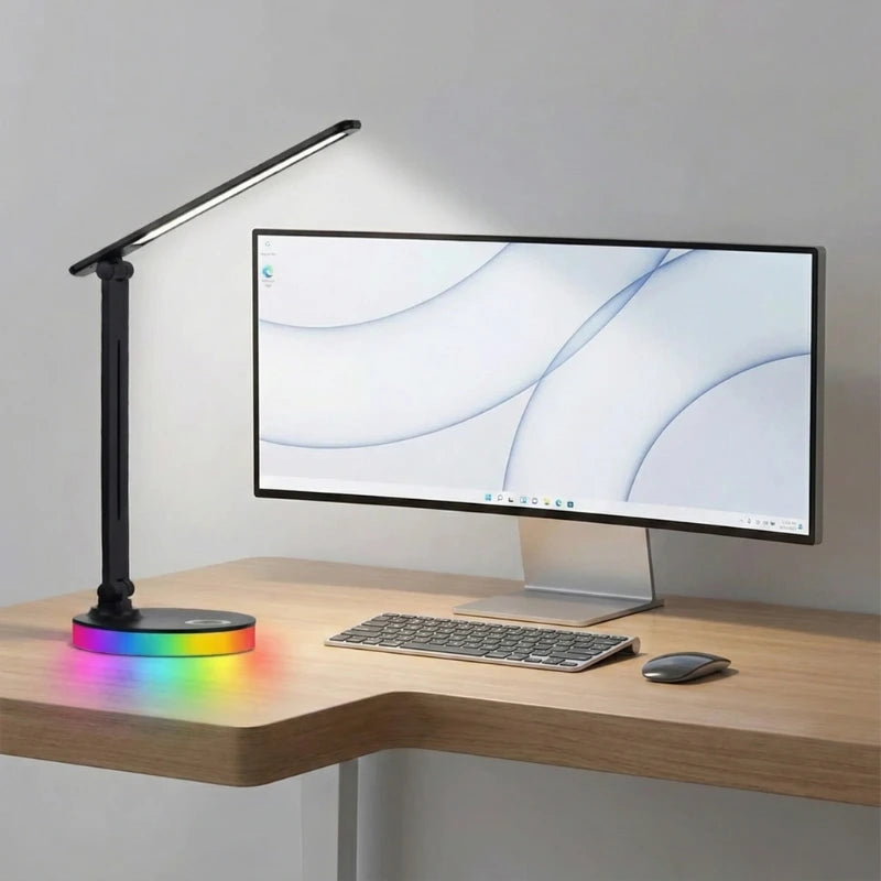 Lampe de Bureau LED Socle RGB posée sur un bureau en bois clair