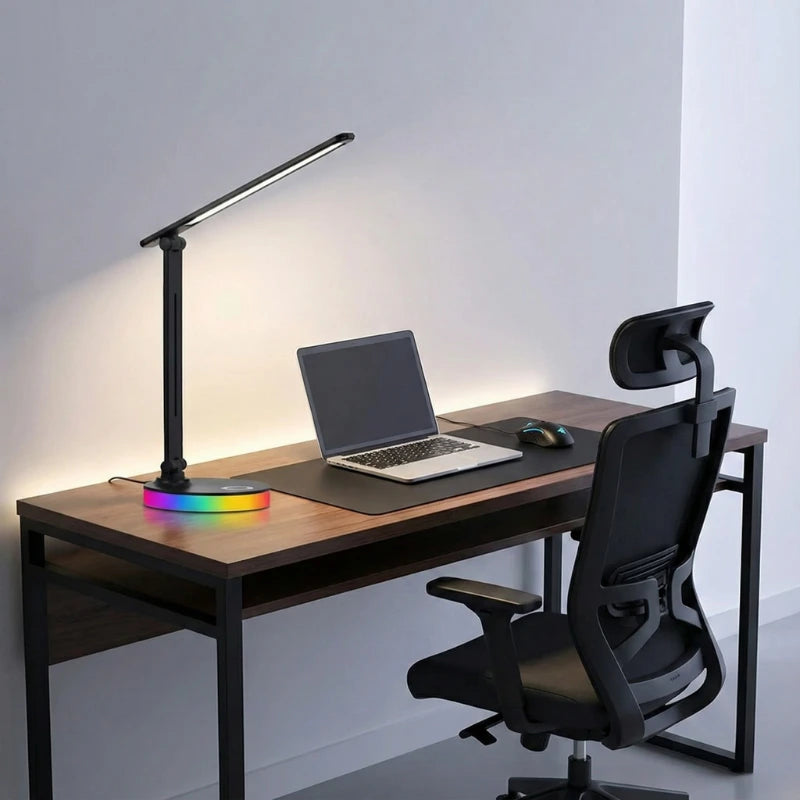 Lampe de Bureau LED Socle RGB sur un bureau en bois foncé