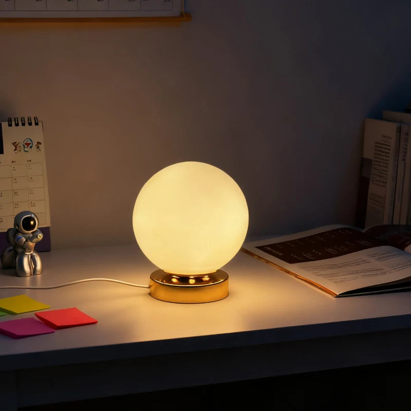 Lampe de Bureau LED Sphère Lumineuse posée sur un bureau blanc
