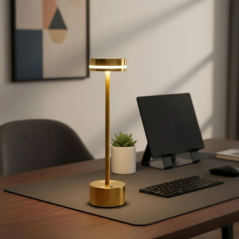Lampe de bureau LED Sans Fil Tactile Rechargeable placée sur un espace de travail en bois