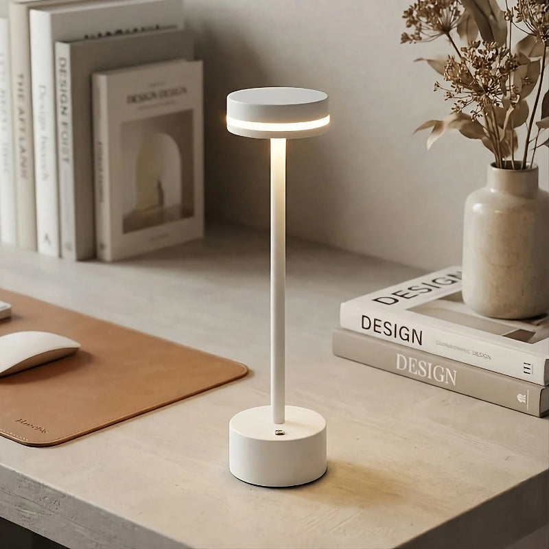 Lampe de bureau LED Sans Fil Tactile Rechargeable posée sur un bureau beige