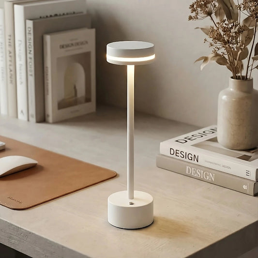Lampe de bureau LED Sans Fil Tactile Rechargeable posée sur un bureau beige