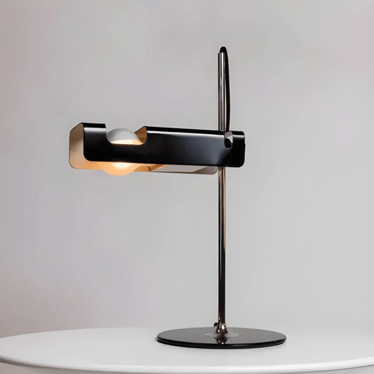 Lampe de Bureau LED Design Torino noire sur un bureau & fond blanc