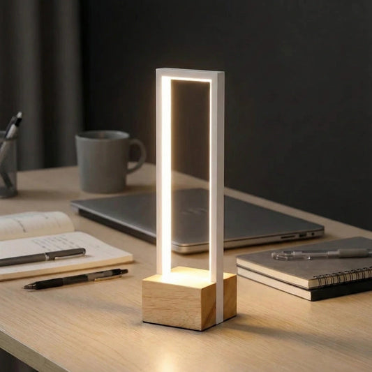 Lampe de Bureau LED USB en Bois blanche sur un bureau en bois clair