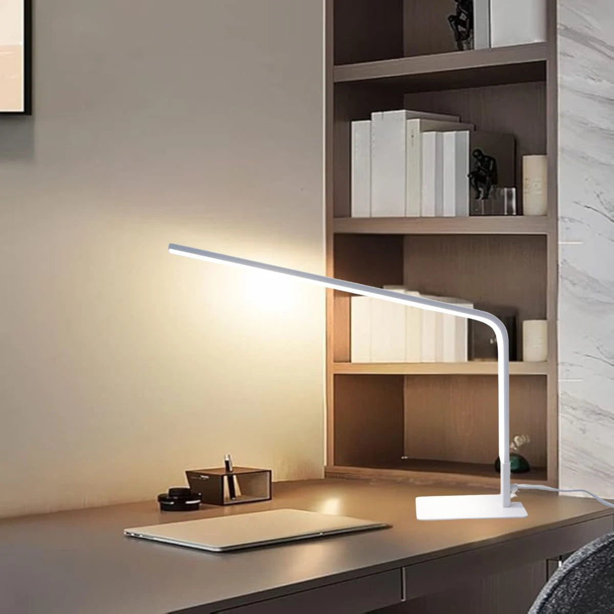 Lampe de Bureau LED USB Linea blanche au-dessus d'un espace de travail gris en métal