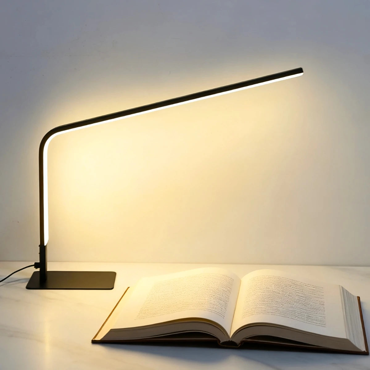 Lampe de Bureau LED USB Linea noire au-dessus d'un espace de travail blanc
