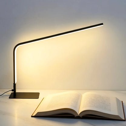 Lampe de Bureau LED USB Linea noire au-dessus d'un espace de travail blanc