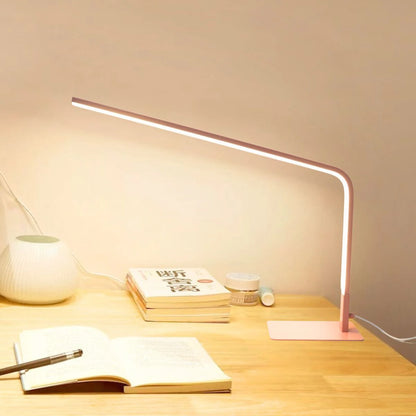 Lampe de Bureau LED USB Linea sur un bureau en bois clair