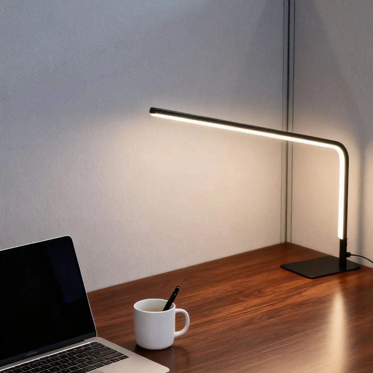Lampe de Bureau LED USB Linea noire sur un bureau en bois
