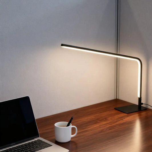 Lampe de Bureau LED USB Linea noire sur un bureau en bois