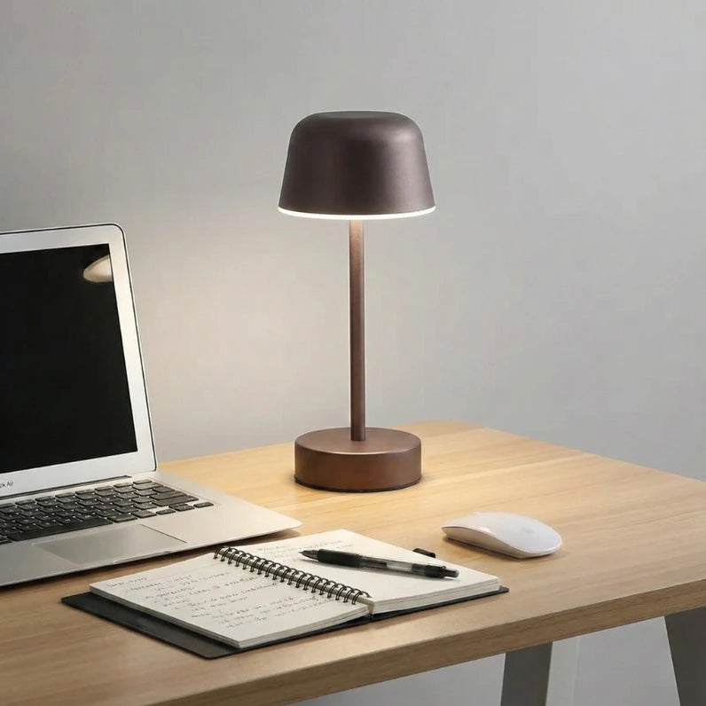 Lampe de Bureau LED USB Rechargeable sur un bureau en bois clair